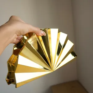 Goldfarbene metallische fächerförmige Clutch Detailansicht mit Plissee-Geometriedesign.