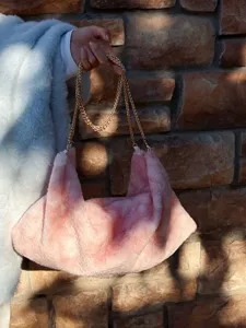 Roze pluche schoudertas detail, zachte harige handtas met gouden ketting voor dames.