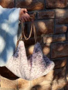 Chique faux fur panterprint schoudertas met gouden ketting, stijlvolle pluizige tas.