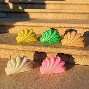Acryl Flügel Form Abend Umhängetasche Detail Ansicht mit bunten Optionen im Außenbereich