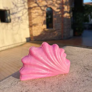 Rosa Muschel-Abendtasche Detailansicht aus Acryl mit glänzender Fluid-Oberfläche und edlem Design.