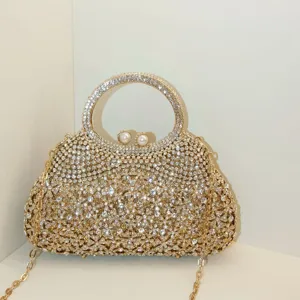 Vue détaillée du sac de soirée luxueux en strass, pochette métallique avec fermoir perlé.