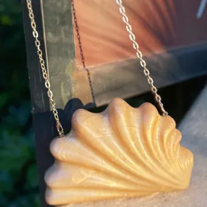Acryl Muschel Umhängetasche mit Goldkette, stilvolle Damen Abendtasche für Partys.
