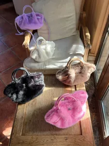 Detailaufnahme der kuscheligen Plüsch-Handtasche mit Griff, modische Winter-Tasche im Trend.