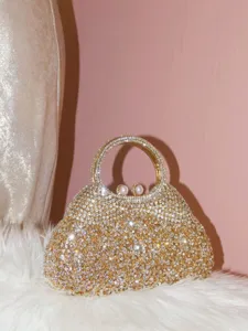 Sac de soirée étincelant en strass avec fermoir perle et poignée métallique pour fête.