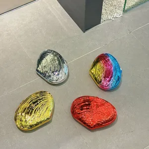 Acryl Muschel geformte Abendtasche Details zeigen metallische glänzende Oberfläche in Farben.