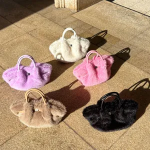 Detailansicht flauschiger Plüschhandtaschen in vielen Farben mit metallischem Verschluss.
