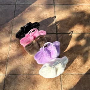 Nahaufnahme von flauschigen Plüschhandtaschen in verschiedenen modischen Farben mit runden Griffen.