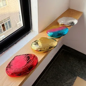 Acryl Muschel Clutch Tasche Detailansicht glänzende Oberfläche für elegante Abendpartys.