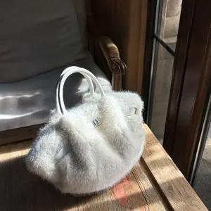 Schicke weiße flauschige Handtasche für Damen, weiche Plüsch Umhängetasche für Herbst und Winter.