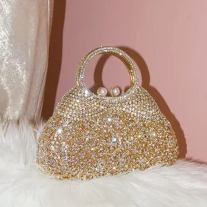 Sac de soirée étincelant en strass avec poignée ronde métallique et fermoir perle chic.