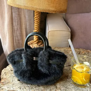 Schwarze Kunstfell Handtasche mit Henkeln und Riemenverschluss für Damen Alltag.