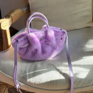 Detailansicht der süßen flauschigen Umhängetasche in Lila, modische Pelztasche für Herbst und Winter.