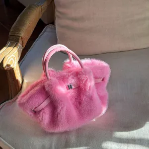 Rosa flauschige Handtasche für Damen, süße Winter Plüsch Umhängetasche mit stilvollem Design.