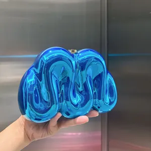 Nahaufnahme der glänzenden metallisch blauen Acryl Abendtasche mit detailierter Textur.