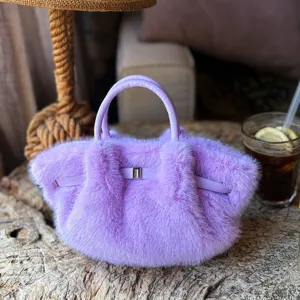 Detailansicht der lila Plüschhandtasche, flauschige Wintertasche mit Metallverschluss, weich.