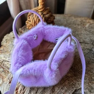 Lila Plüsch Eimer Tasche, süße flauschige Umhängetasche, stilvolle Kunstfell Handtasche Winter.