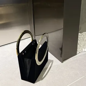 Elegante schwarze Samthandtasche mit Strass und Metallringgriffen für Damen Abendpartys.