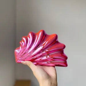 Detailaufnahme der glänzenden pinken Acryl Muschel Clutch Tasche, elegantes Party Design.