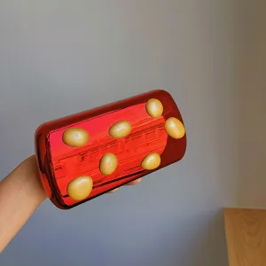 Detailansicht der einzigartigen metallischen Bonbonfarbenen Abendtasche mit Punkten.
