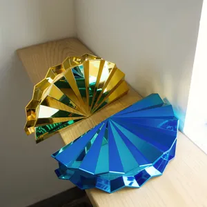 Nahaufnahme der metallisch plissierten fächerförmigen Taschen in Gold und Blau.