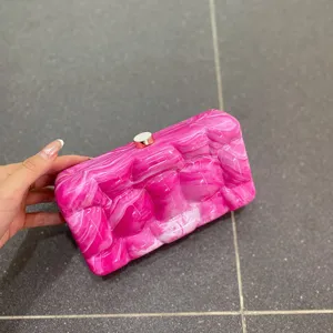 Rosa Marmor Acryl Box Clutch Tasche Detail, stilvolles gestepptes Design, elegante Tasche.