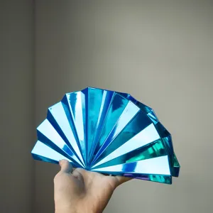 Detailansicht der metallic blauen plissierten fächerförmigen Clutch mit geometrischem Design.
