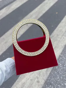 Rote Samt Abendtasche mit funkelndem Strass-Ringgriff fuer elegante Damen und Partys.