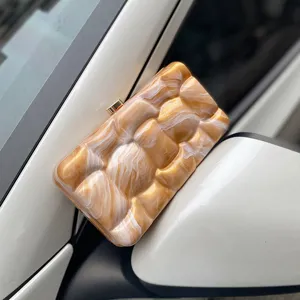 Nahaufnahme der luxuriösen Acryl-Hartschalen-Clutch mit Farbverlauf und Marmormuster.