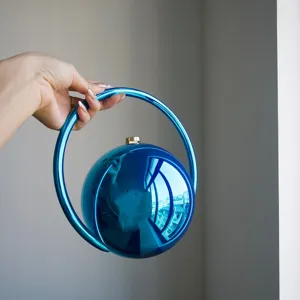 Blau elektroplierte kugelförmige Abendtasche mit großem Ringgriff, moderne minimalistische Tasche.