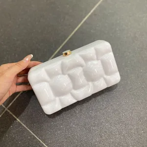 Detailansicht der weißen Marmor Acryl Clutch mit edler Hartschale und goldenem Verschluss.