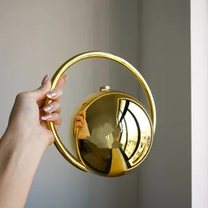 Goldene kugelförmige Abendtasche mit rundem Griff elegante metallische Handtasche für Party.