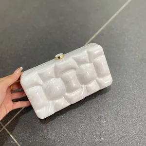 Akryllack Marmor Clutch Tasche Detail, elegante Abendtasche mit goldnem Metallverschluss.