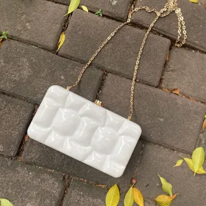 Elegante weiße Acryl Box Clutch Handtasche mit goldener Kette für Damen Abendtasche.
