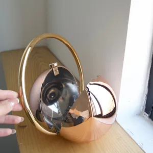 Nahaufnahme des eleganten metallischen kugelförmigen Abendhandtasche mit Ringgriff.
