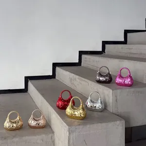 Glänzende metallische Acryl-Halbmondhandtasche mit geometrischen Linien, modisches Design.