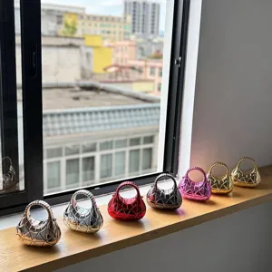 Detailansicht der stylischen Acryl-Crescent-Handtasche mit unregelmäßigen Linien, kompaktes Design.