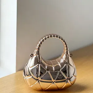 Detailansicht der stylischen metallischen Mondsichel Handtasche mit geometrischem Design.