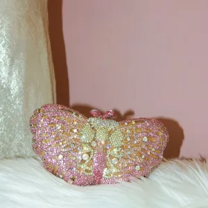 Nahaufnahme der Details einer glitzernden Schmetterlings-Abendtasche mit Strasssteinen.