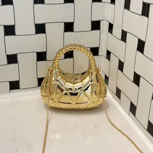 Goldene metallische Acryl-Crescent-Handtasche mit geometrischen Linien und Kettengurt.