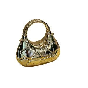 Goldene metallische Halbmond Handtasche mit geometrischem Design, elegante Damentasche.