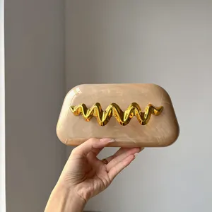 Acryl Marmor Textur Clutch Tasche mit schickem Gold Wellen Metall Detail für Party