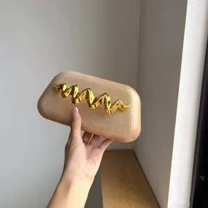 Elegante Acryl Clutch Tasche mit feiner Marmor Textur und tollem goldenen Wellen Design.