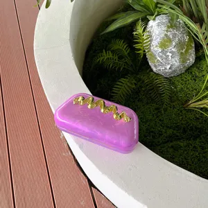 Lila Marmor Acryl Clutch Tasche mit metallischem Wellendetail, stilvolle Abendtasche.