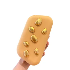 Stilvolle matte Clutch Handtasche mit einzigartigen goldenen Dekorsteinen für Damen.