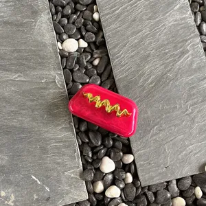 Rosa Marmor Acryl Box Clutch Tasche mit elegantem Gold Wellen Metall Dekor für Abendparty.