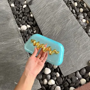 Blaue Marmor Acryl Box Clutch mit schicken goldenen Wellen Griff elegante Abendtasche