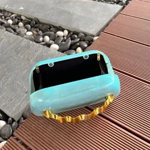 Hellblaue marmorierte Acryl Clutch Tasche mit goldenem Wellengriff elegante Box Tasche