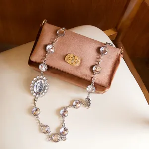 Fluwelen schoudertas met sprankelende strass-ketting, elegante avondtas, mode.