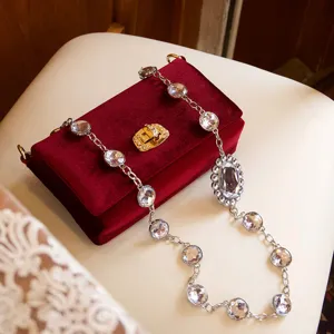 Elegante fluwelen avondschoudertas met strassketting en luxe kristallen vierkante gesp.